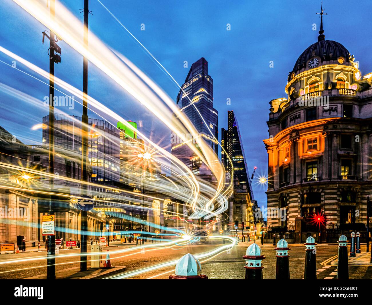 Fotografia di movimento notturno a Bank, Londra, Regno Unito. Foto Stock