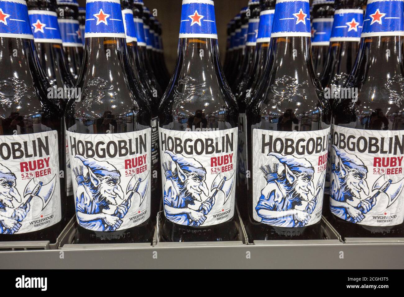 Bottiglie di birra Hobgoblin in un supermercato Aldi Foto Stock