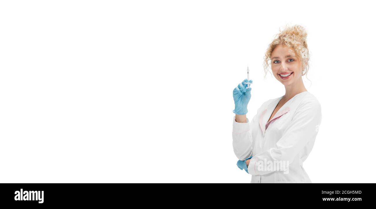 Iniezione. Ritratto di dottore, infermiera o cosmetologa in uniforme bianca e guanti blu su sfondo bianco dello studio. CopySpace per l'annuncio. Concetto di salute e medicina, bellezza. Volantino Foto Stock