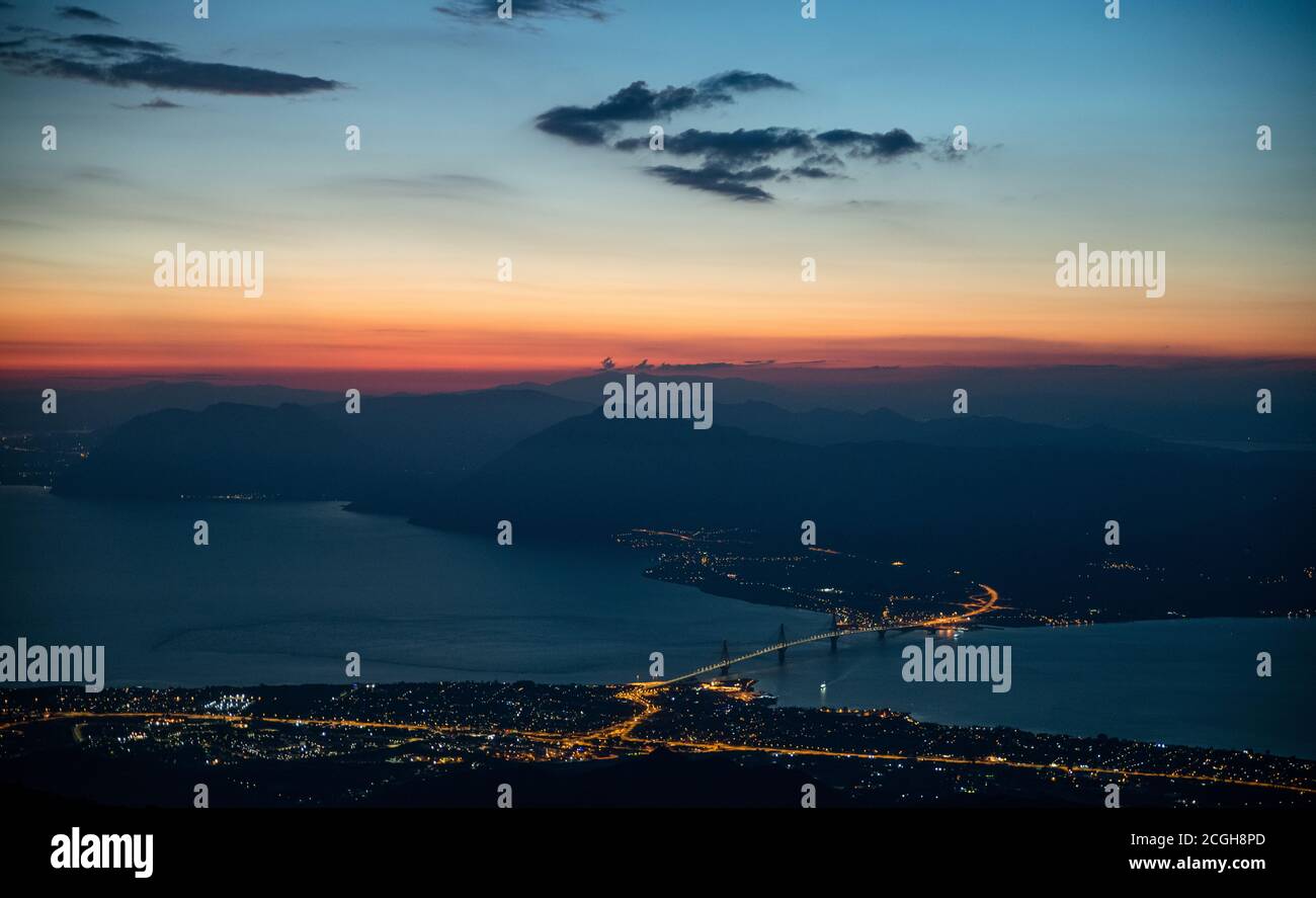 Ora blu sul mare a Patrasso, Grecia Foto Stock
