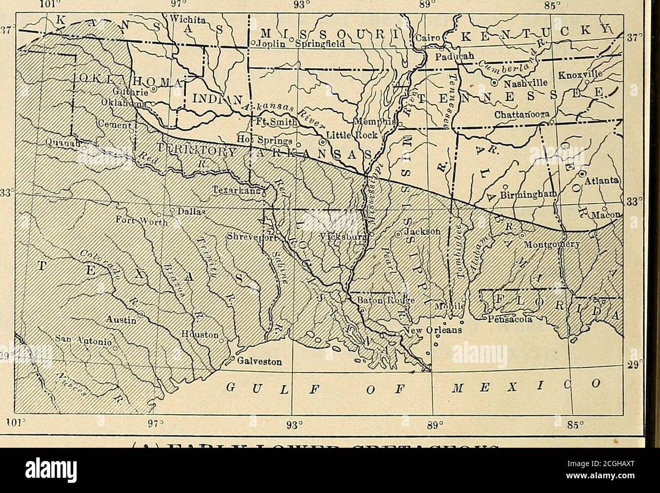. Geologia e risorse idriche sotterranee della Louisiana settentrionale . Fig. 19.-Sezione trasversale a Draks Salt Works, Louisiaua, che mostra la localizzazione dei pozzi di salamoia e il carattere simmetrico troncato della cupola. Se le forze che producono queste cupole uniche erano comunque associate a quelle che producono intrusioni più lontane da nord, come ancora impossibile da dire; ma l'irregolarità della loro distribuzione, la grande simmetria di tutte le cupole che sono state attentamente studiate^, la difficoltà di spiegare questa simmetria per ogni modo di piegarsi non associato a intrusioni ignee, e il suggerimento w. Foto Stock
