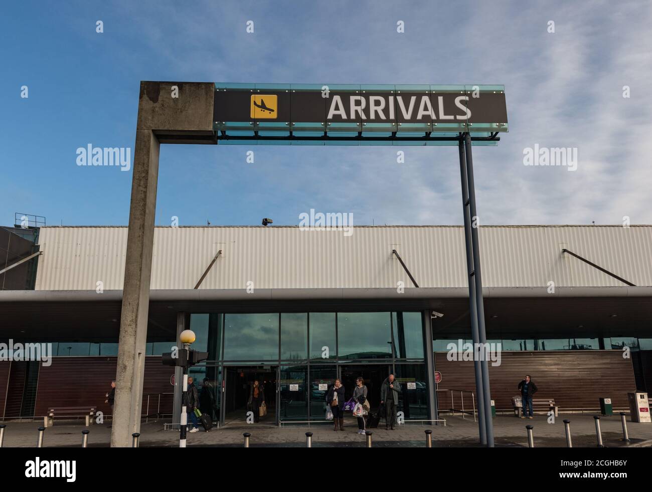 Aeroporto di Shannon, Irlanda - 21 novembre 2016: I Paaengers escono dall'edificio degli arrivi all'aeroporto di Shannon, Repubblica d'Irlanda Foto Stock