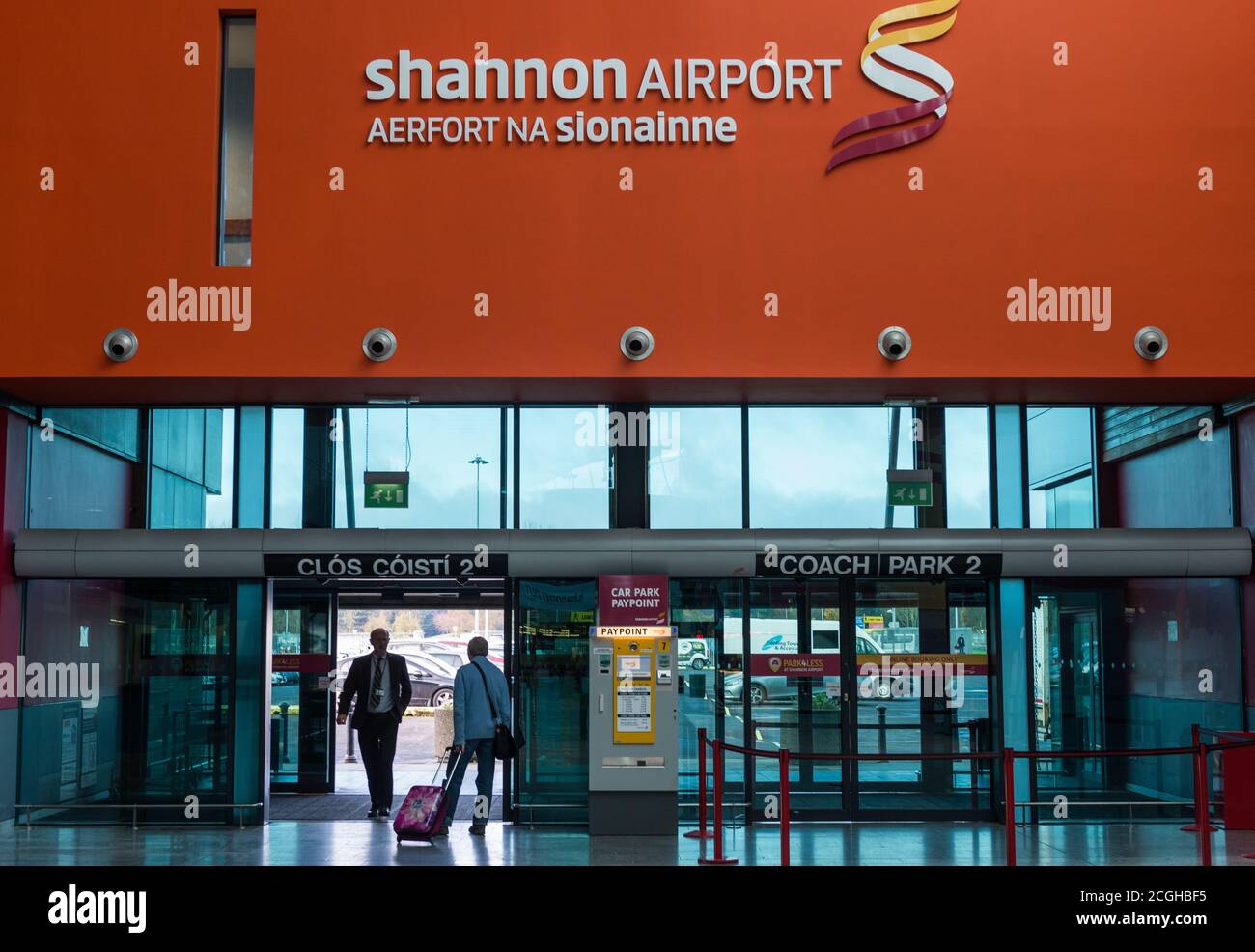 Aeroporto di Shannon, Irlanda - 21 novembre 2016: Un uomo con i bagagli cammina verso l'uscita dell'area partenze dell'aeroporto di Shannon. Foto Stock