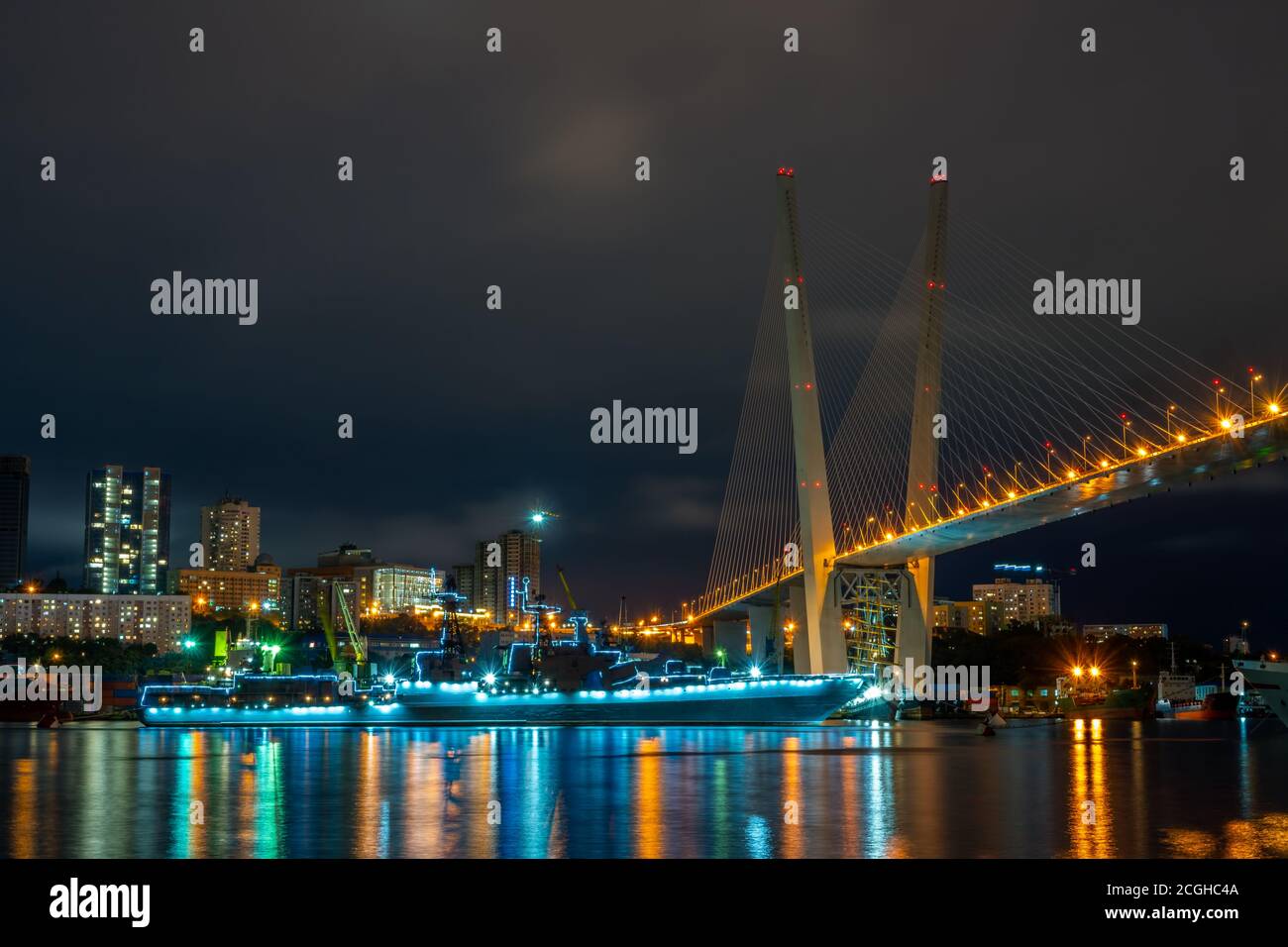 Paesaggio urbano con vista sulla Baia del Corno d'Oro, la nave da guerra e il Ponte d'Oro. Vladivostok, Russia Foto Stock