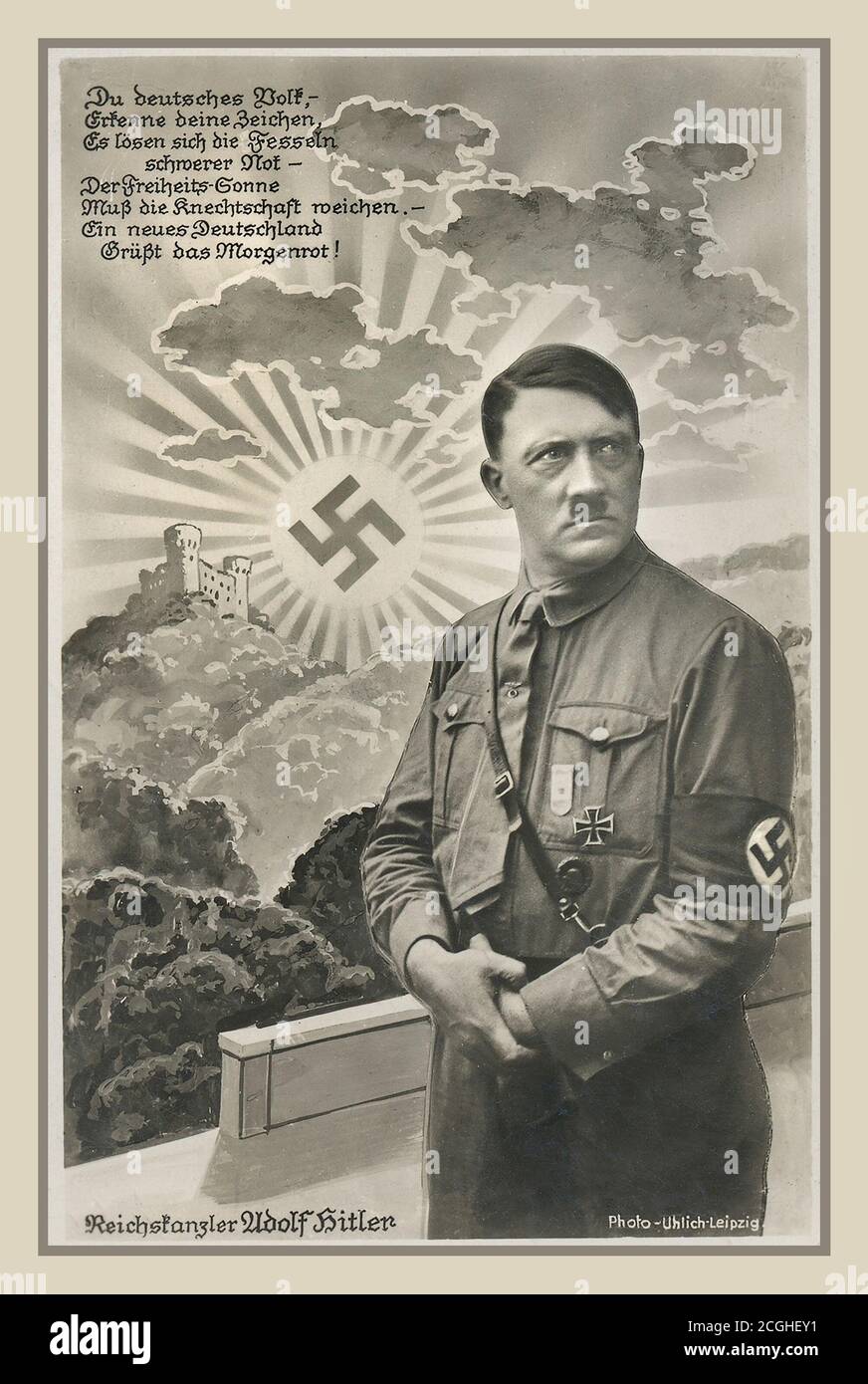 Archivio elezioni naziste Reichskanzler ADOLF HITLER, Adolf Hitler degli anni '30, in piedi davanti a un castello sullo sfondo con un simbolo di swastika splendente come metafora di un nuovo sole che sorge la mattina '[Photo Ullrich Leipzig]', intorno al 1933 Foto Stock