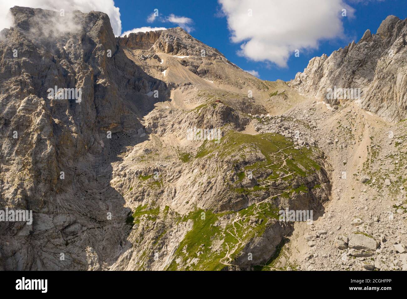 veduta aerea del sentiero che conduce ai franchetti rifugio nella zona montana del gran sasso italia abruzzo Foto Stock