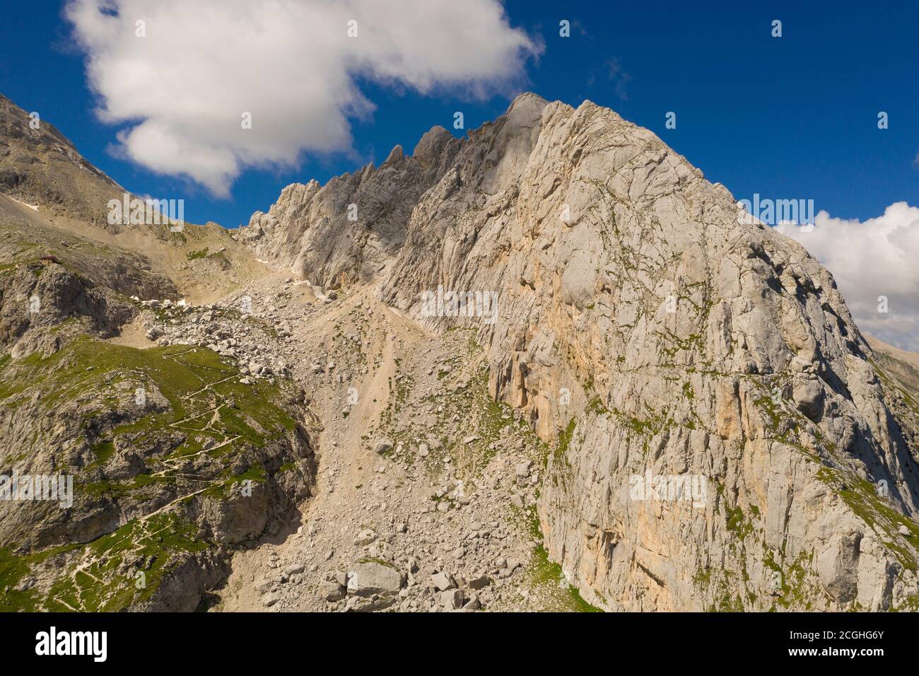 veduta aerea del sentiero che conduce ai franchetti rifugio nella zona montana del gran sasso italia abruzzo Foto Stock