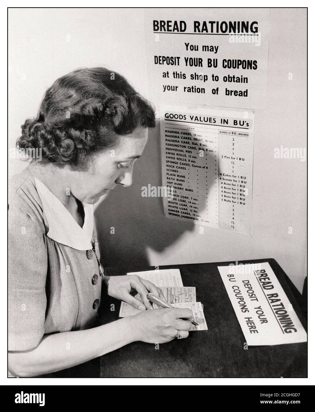 RAZIONAMENTO DEL CIBO 1940/ 50 dopo la seconda guerra mondiale razionamento del pane britannico Punto di deposito buoni BU per razionamento razione di beni di pane Foto Stock