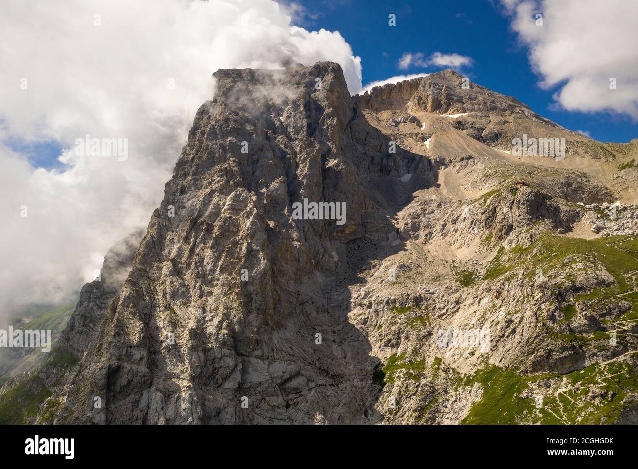 veduta aerea del sentiero che conduce ai franchetti rifugio nella zona montana del gran sasso italia abruzzo con vista sul grande corno Foto Stock