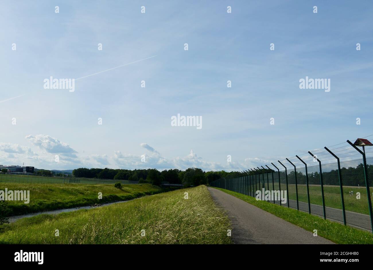 Un percorso escursionistico della città intorno all'aeroporto di Zurigo in Svizzera, Europa. Il terreno è circondato da un recinto alto per motivi di sicurezza. Non c'erano voli. Foto Stock