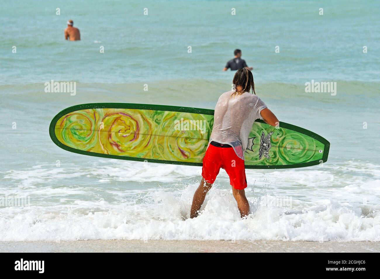 HOLMES BEACH, ANNA MARIA ISLAND, FL / USA - 4 ottobre 2013: Surfers sull'isola di Anna Maria approfittando delle onde più grandi del normale nel Gul Foto Stock