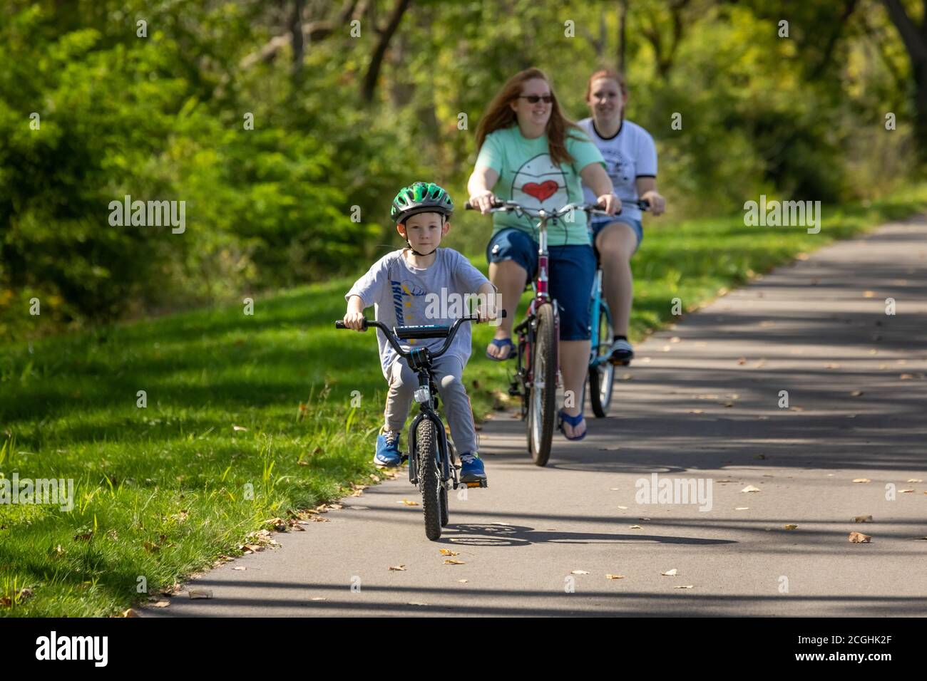 Escursione per famiglie sull'Erie Canalway Trail, in bicicletta lungo il fiume Mohawk a German Flatts, New York. Foto Stock