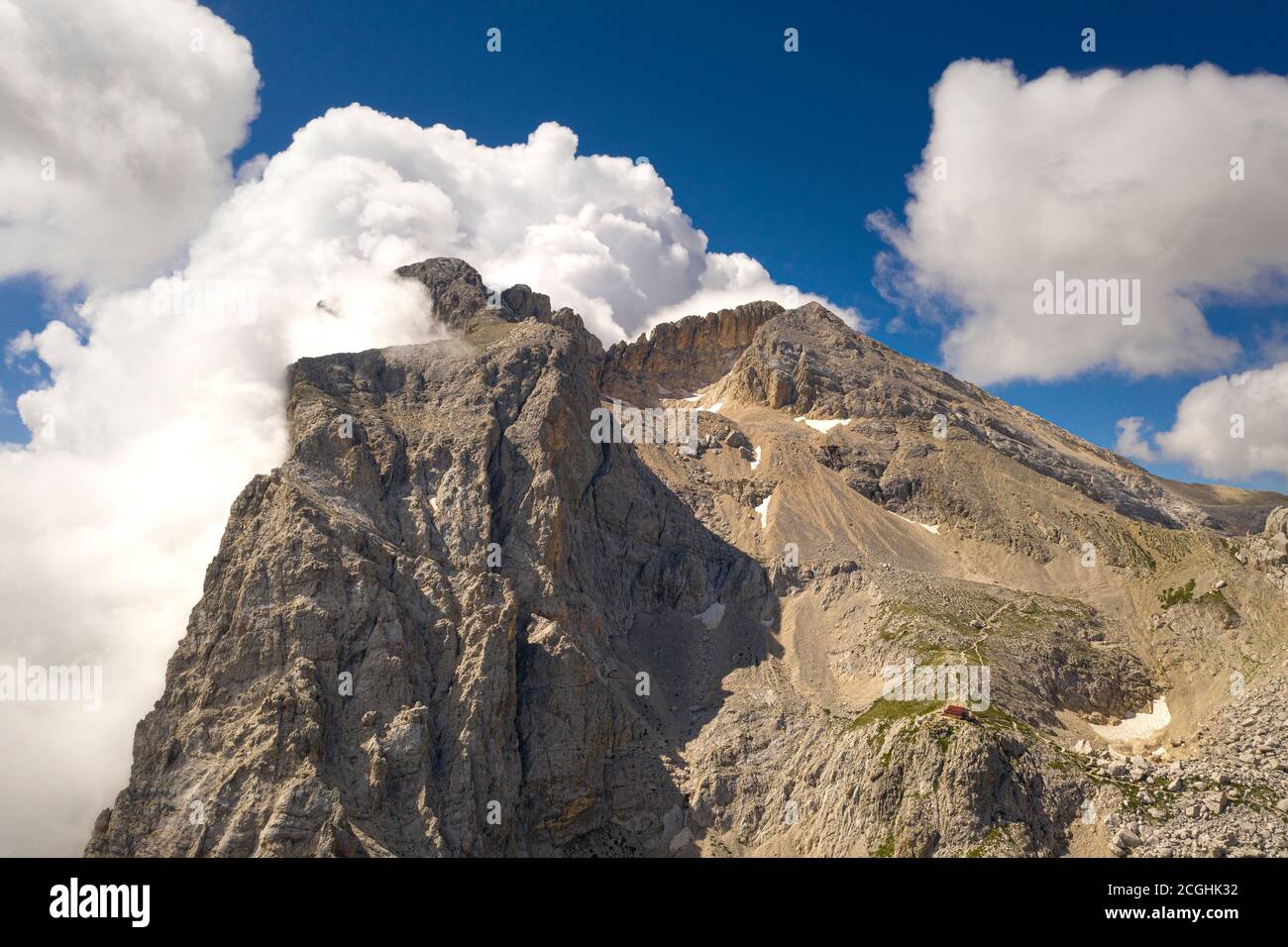 vista aerea del corno grande avvolto nelle nuvole l'area montana del gran sasso italia abruzzo e il franchetti rifugio Foto Stock