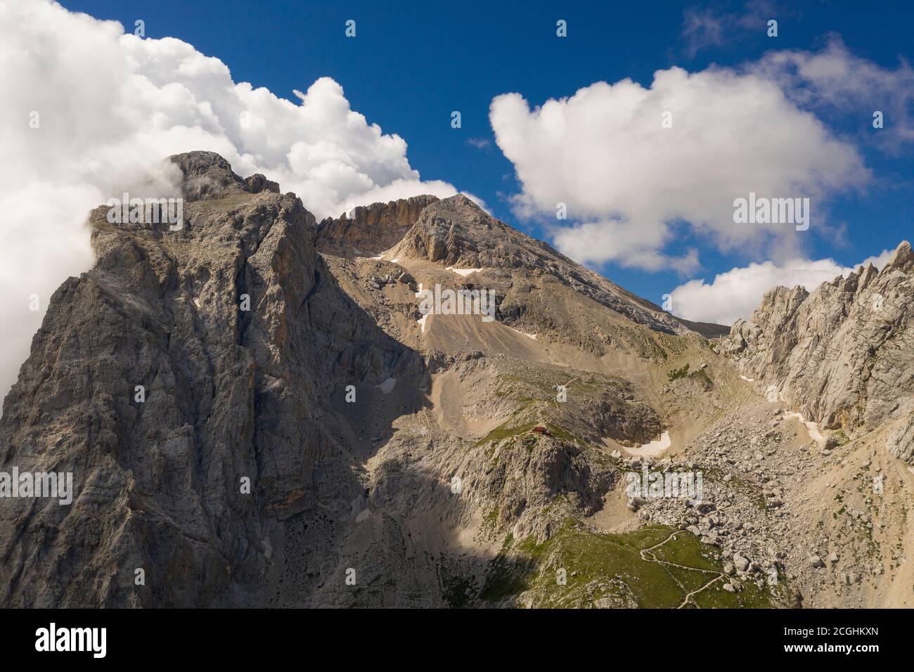 veduta aerea del rifugio franchetti in montagna di gran sasso italia abruzzo Foto Stock