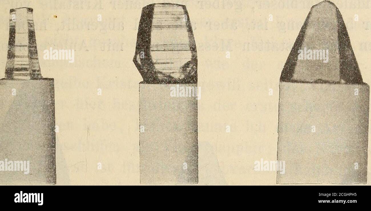 . Neues Jahrbuch für Mineralogie, Geologie e Paläontologie . 8 . 8 .16 . 3) ; s Breitere Streifen: 4P2 (2241) e FP2 (2243) (Fig. 6); an beiden Enden abgebrochener,1,8 cm langer, dicker Kristall; zitronengelb, klar durchsichtigmit stark glänzenden Flächen, auf denen wie bei No.2 mikro-skopisch kleine, vereinzelte Ätzfiguren liegen. An dem unterenEnde ragt die Spitze eines kleinen, angewachsenen Kristallsheraus mit den scharf ausgebildeten Flächen von FP2 und R. l6P2 Polkantenwinkel = 59°22 GEM. (59° 23 ber.)V6P2 : 4P2 = 2 35 „ ( 2 34 „ ) |P2 : R = 26 1J „ am angewachsenen Kri- stall (25° Foto Stock