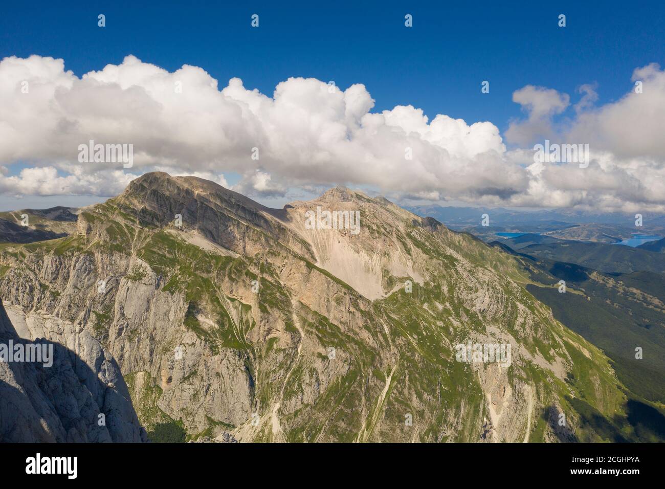 vista aerea di speroni rocciosi nella zona di montagna di il gran sasso italia abruzzo e le montagne del laga Foto Stock