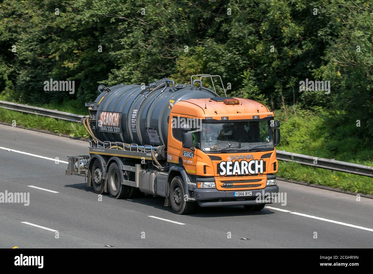 Scania 94L Ricerca autocisterna trasporto Scania camion che guida sull'autostrada M6 vicino Preston in Lancashire, Regno Unito Foto Stock