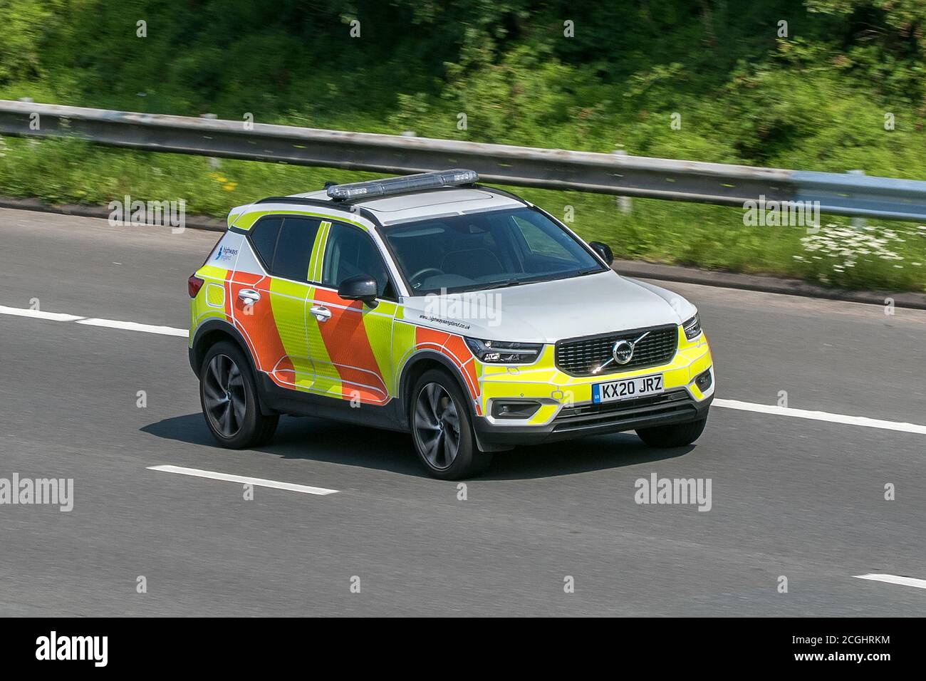 Un Volvo Xc40 R-Design Pro T5 PHEV Auto SUV Hybrid Electric guida sull'autostrada M6 vicino Preston a Lancashire, Regno Unito Foto Stock