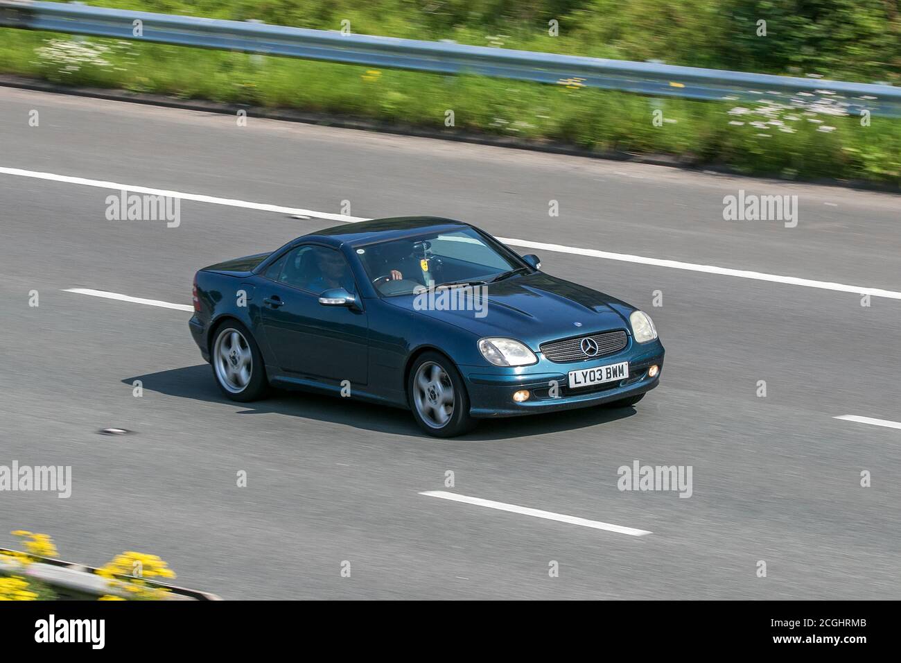 A 2003 Mercedes SLK 320 Auto Blue Car Roadster benzina guida sulla M6 autostrada vicino Preston a Lancashire, Regno Unito Foto Stock