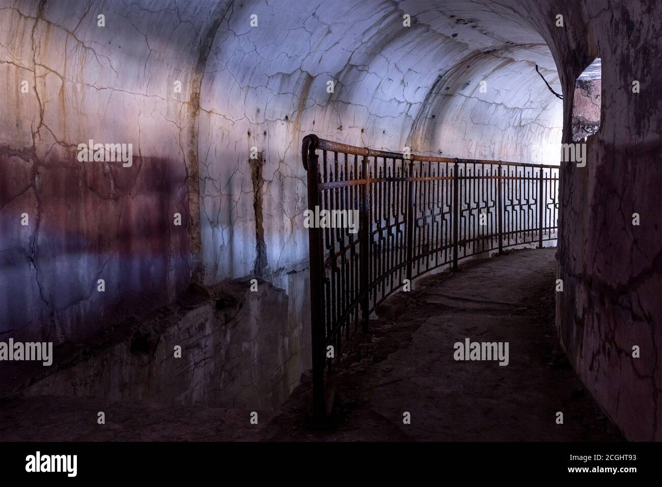 Una recinzione di metallo che scende nella parte sotterranea della fortificazione a Fort Pospelov sull'isola russa a Vladivostok. Foto Stock