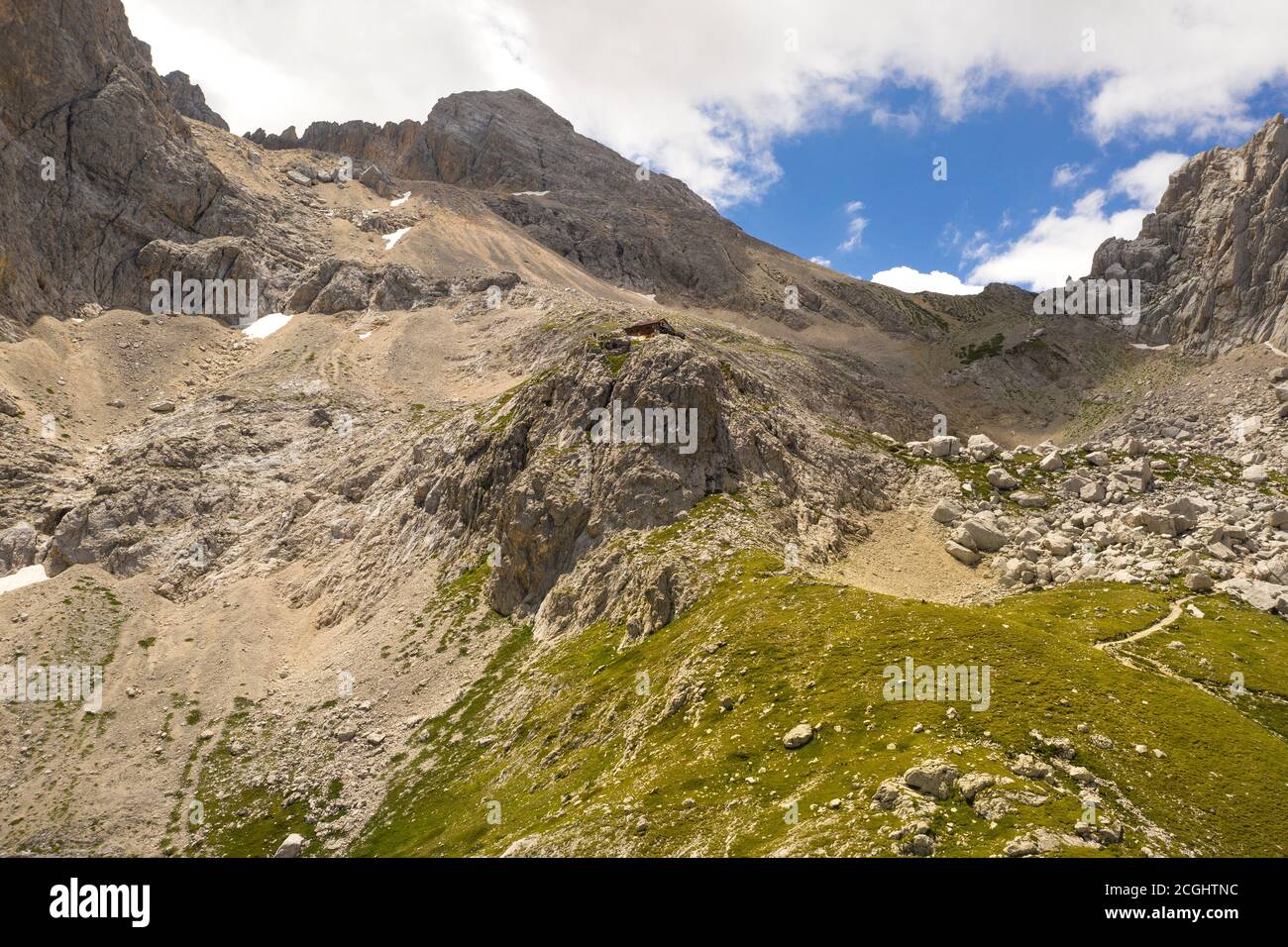 percorso di veduta aerea che conduce al rifugio franchetti nel regione di montagna del gran sasso italia abruzzo Foto Stock