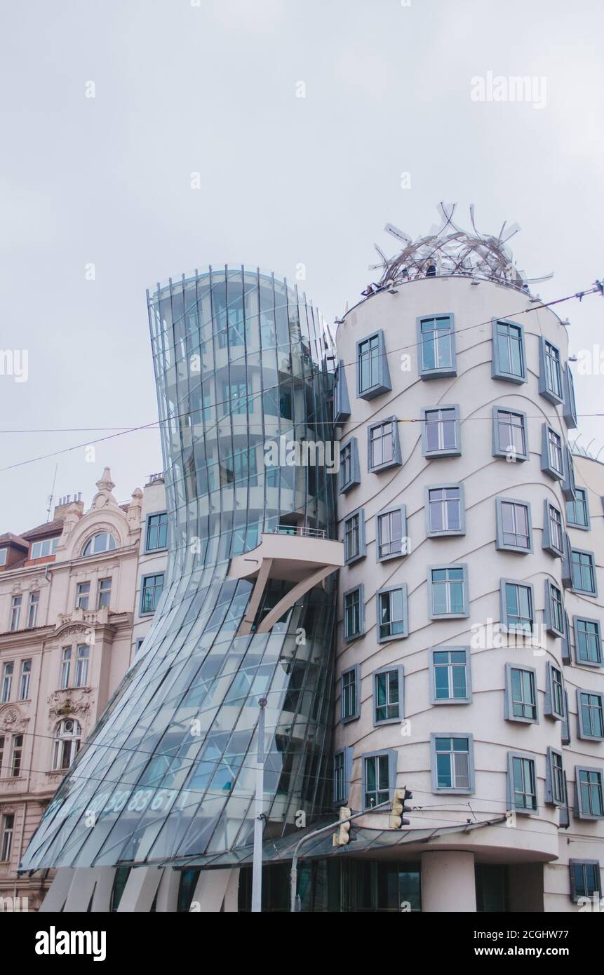 Praga, Czechia - un'immagine verticale del famoso edificio chiamato la Dancing House in un pomeriggio di autunno nuvoloso senza persone intorno. Foto Stock