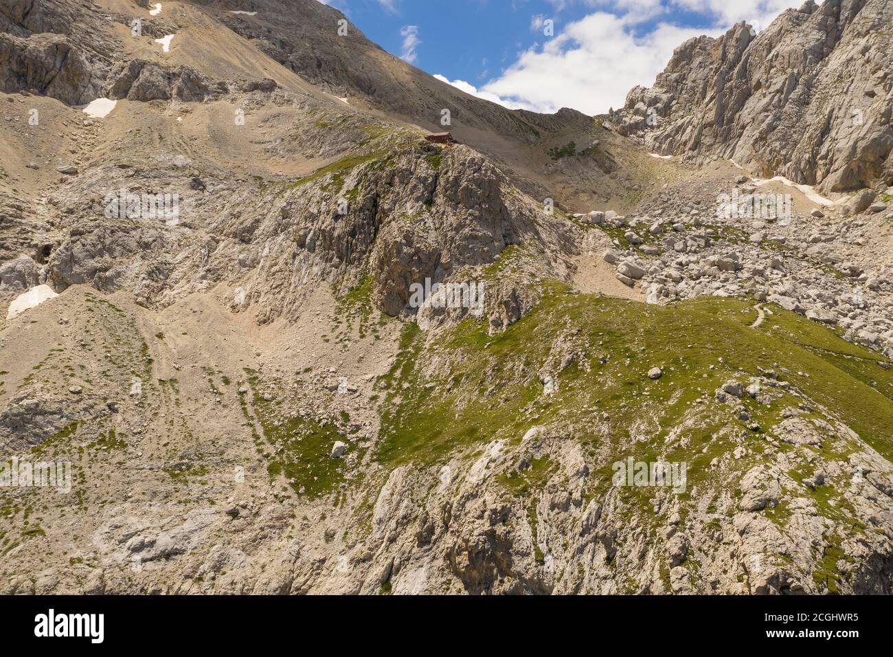 Veduta aerea del rifugio Franchetti a cavallo delle due corna nella zona montana del gran sasso italia abruzzo Foto Stock
