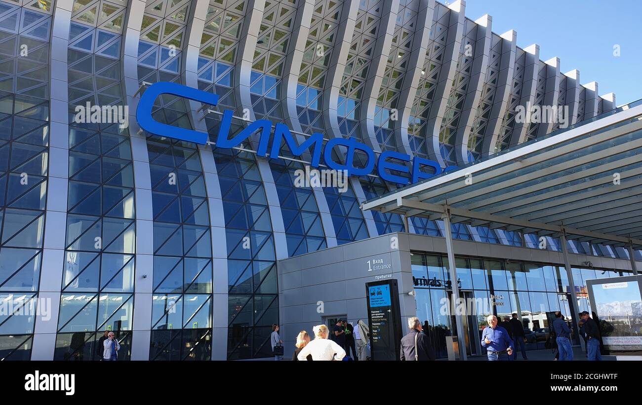 Simferopol, Crimea-30 settembre 2019: Vista esterna del nuovo moderno terminal passeggeri dell'aeroporto internazionale Simferopol. Vista dalla piazza Foto Stock