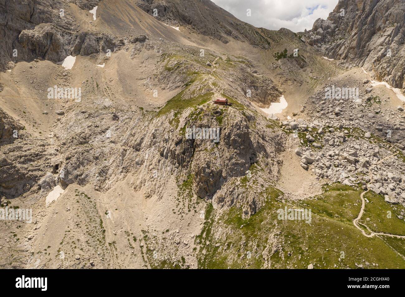 Veduta aerea del rifugio Franchetti a cavallo delle due corna nella zona montana del gran sasso italia abruzzo Foto Stock