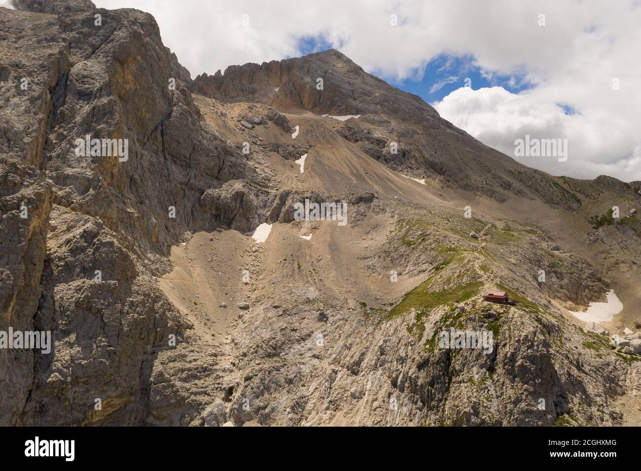 Veduta aerea del rifugio Franchetti a cavallo delle due corna nella zona montana del gran sasso italia abruzzo con una vista sulla cima del corno gra Foto Stock