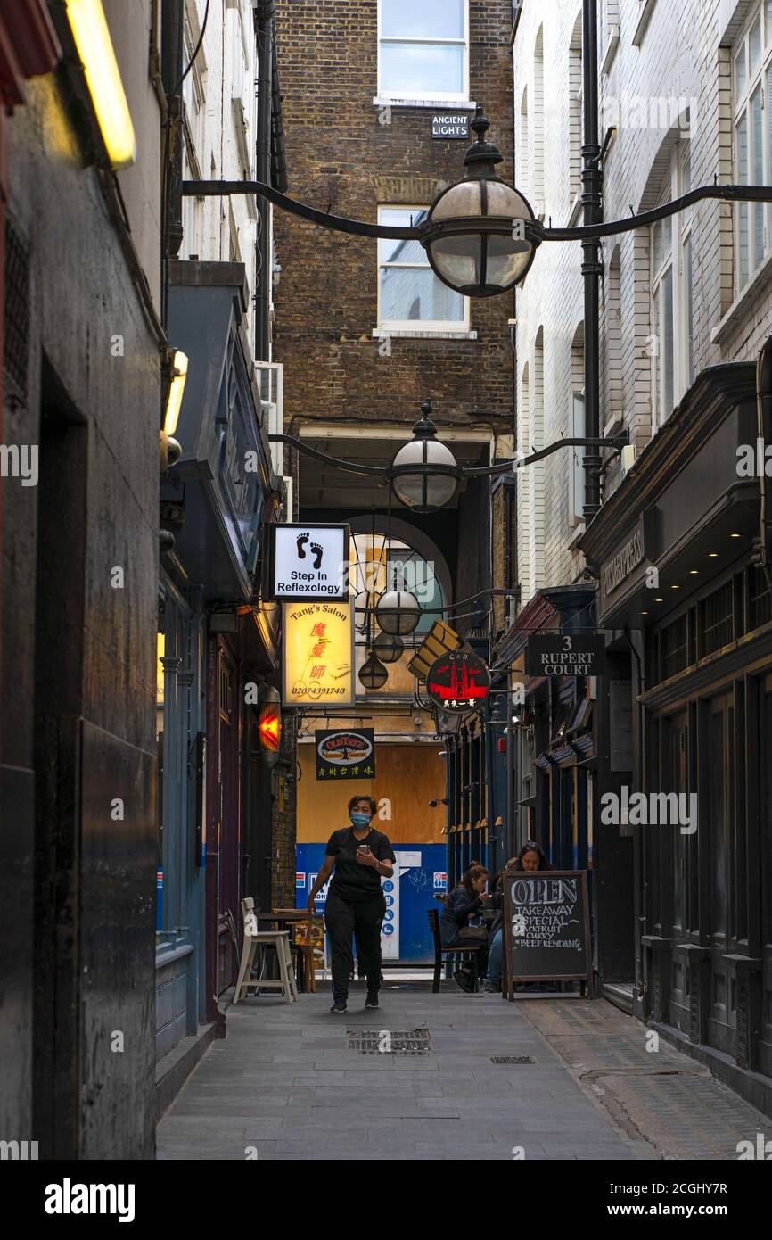 Attività diverse dopo le restrizioni di blocco COVID 19 sono attenuate Piccola strada (Rupert Court) a Soho Londra Foto Stock