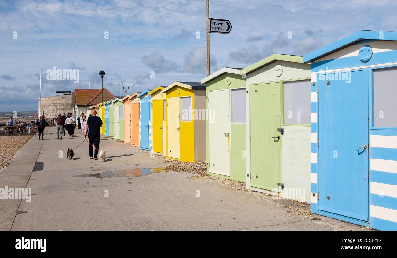Seaford East Sussex città viste e paesaggi - spiaggia colorata Capanne sul lungomare fotografia scattata da Simon Dack Foto Stock