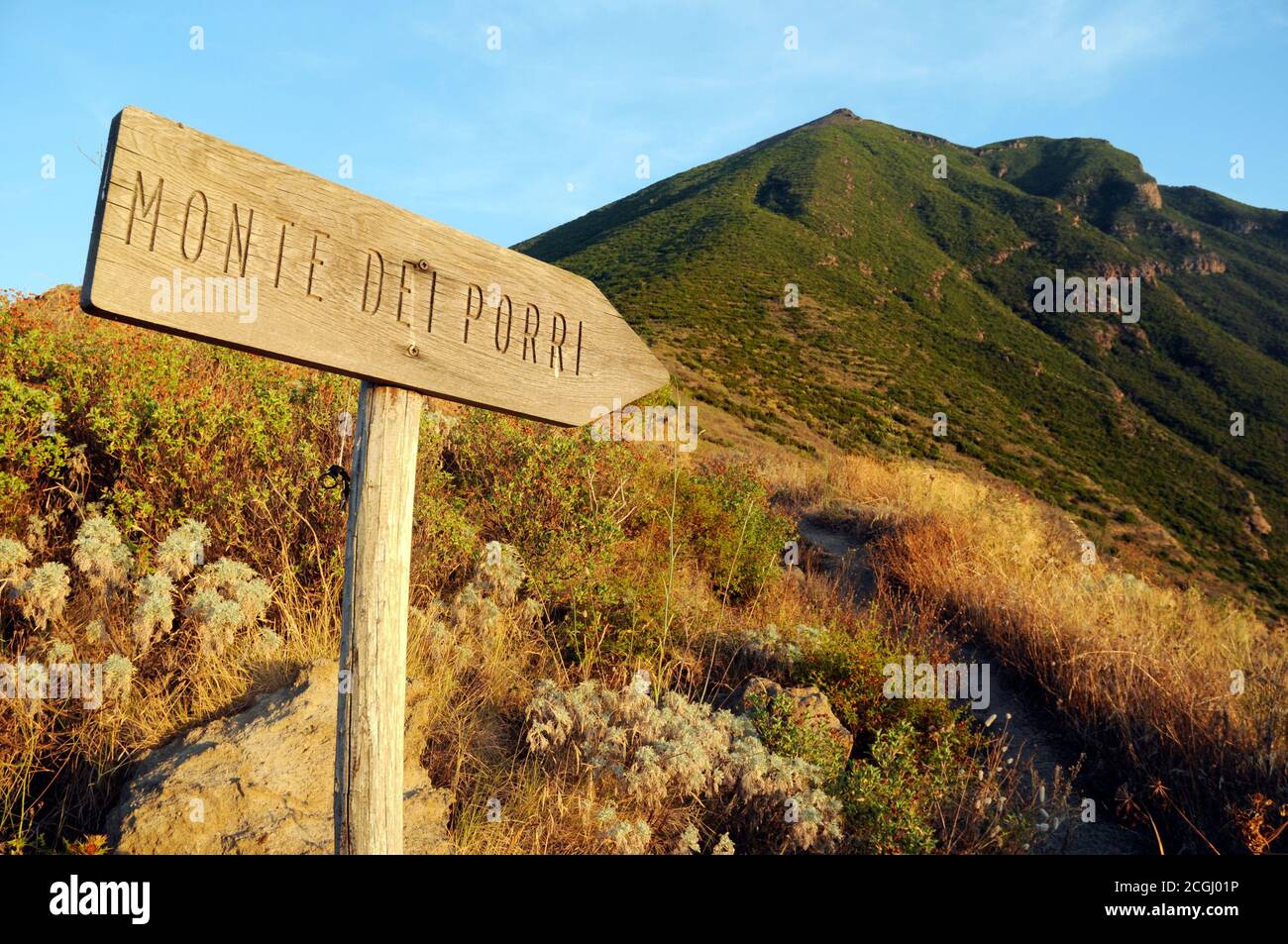Un segno su un sentiero vicino a Monte dei Porri, uno dei due vulcani estinti nell'isola di Salina, Isole Eolie, in Sicilia, Italia meridionale. Foto Stock