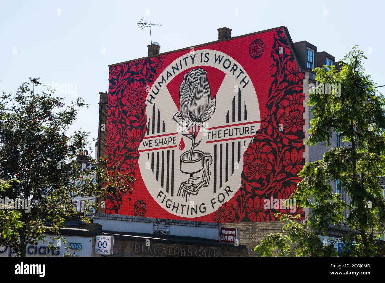 Murale sul lato dell'edificio a Hackney, Londra, Inghilterra, Regno Unito, "l'umanità vale la pena combattere per" Foto Stock