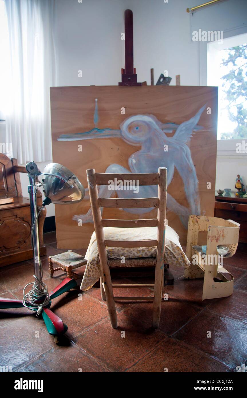 Studio di Salvador Dali con pittura incompiuta nella ex casa dell'artista, a Port Lligat, Catalogna, Spagna Foto Stock