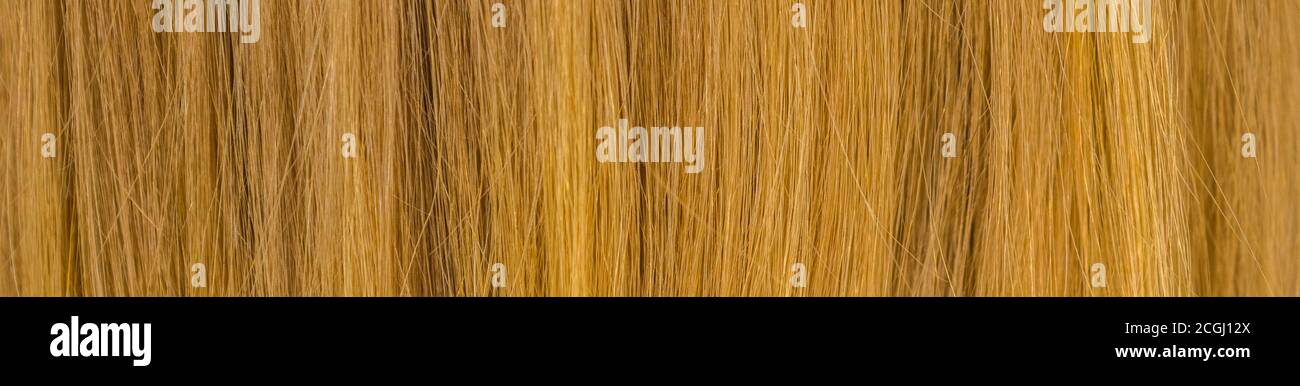 Struttura dei capelli rossi, striscione. Capelli close up.Hair pattern su sfondo rosso. Foto Stock