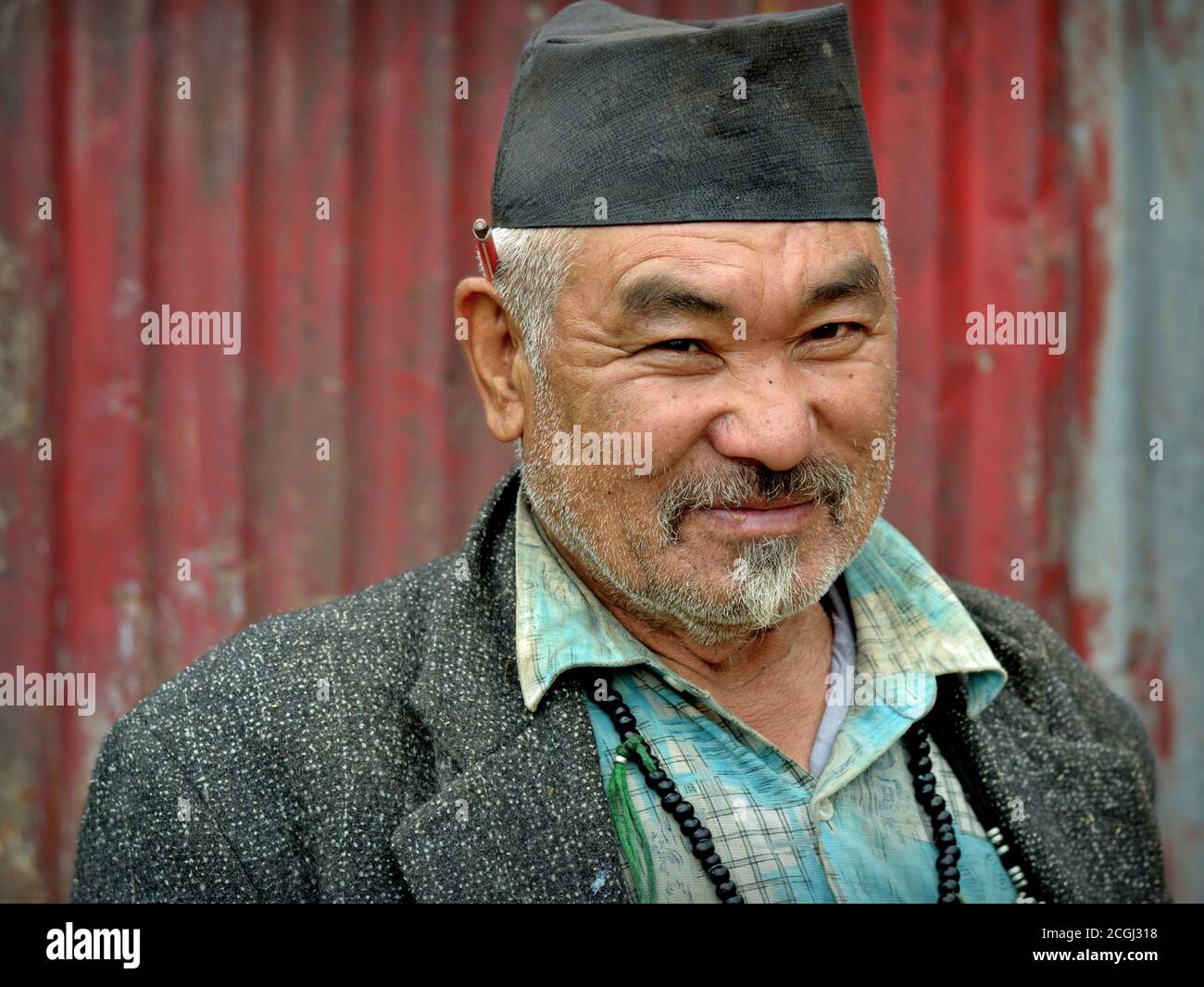L'anziano falegname Nepali Sherpa/Hyolmo con matita dietro l'orecchio si pone per la fotocamera. Foto Stock