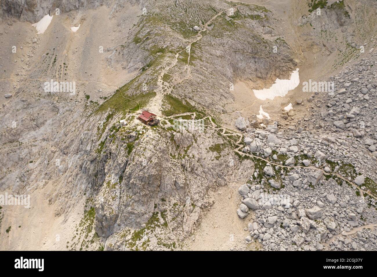 Vista aerea primo piano del rifugio Franchetti nel Regione di montagna del Gran Sasso Italia Abruzzo Foto Stock