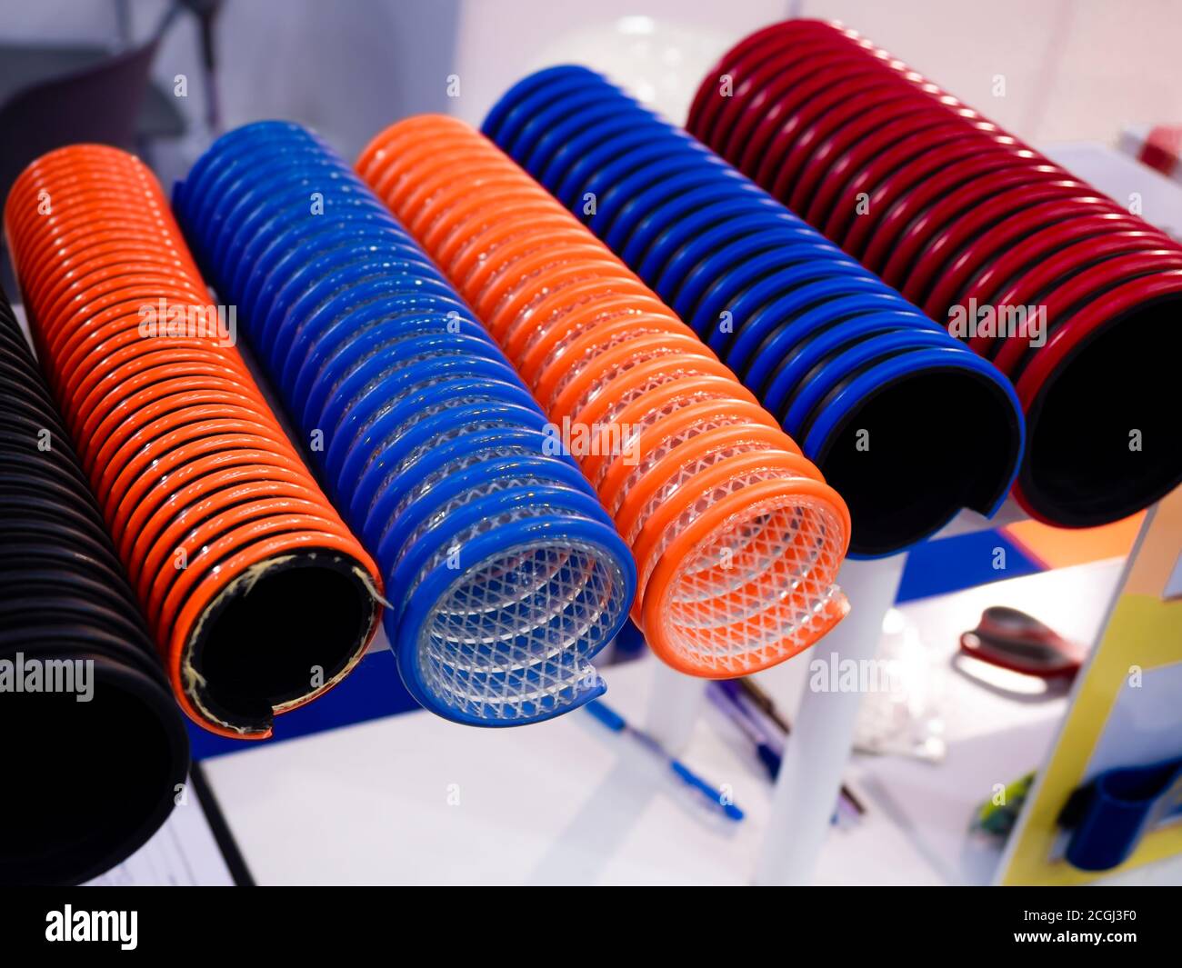tubi flessibili multicolore per condotti utilizzati in applicazioni industriali.primo piano. Foto Stock