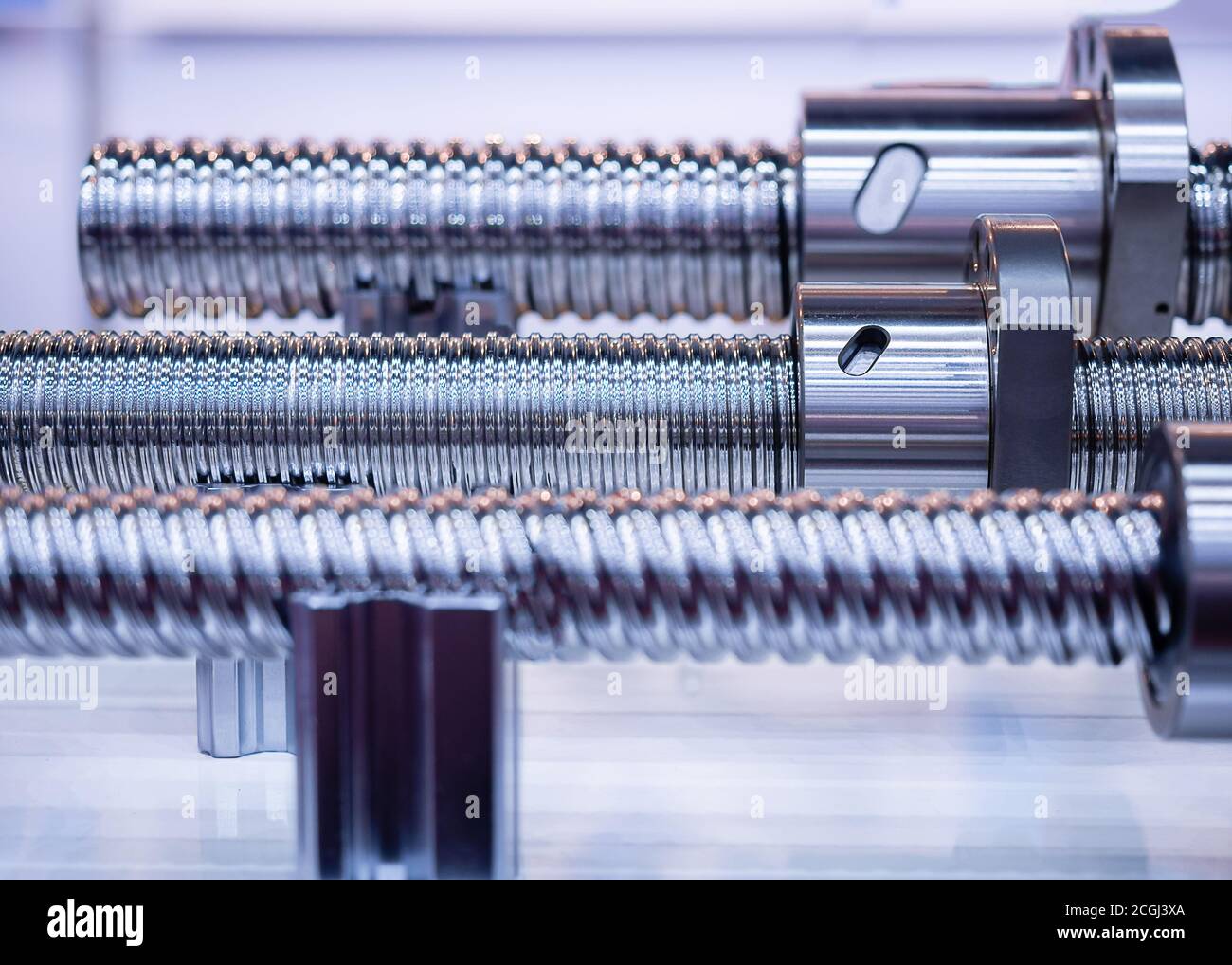 Asta in acciaio con filettatura a vite e dettaglio rotondo in metallo, in applicazioni industriali.primo piano. Foto Stock