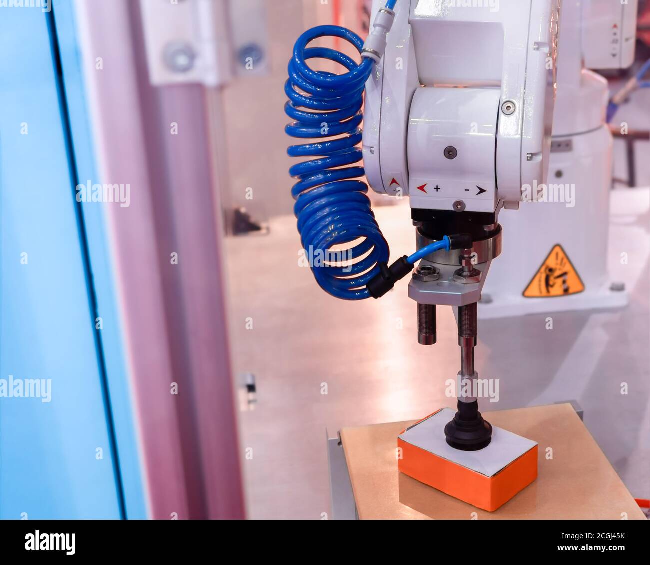 Il braccio robotizzato mostra il lavoro. Scatole di aspirazione, applicazioni industriali. Foto Stock