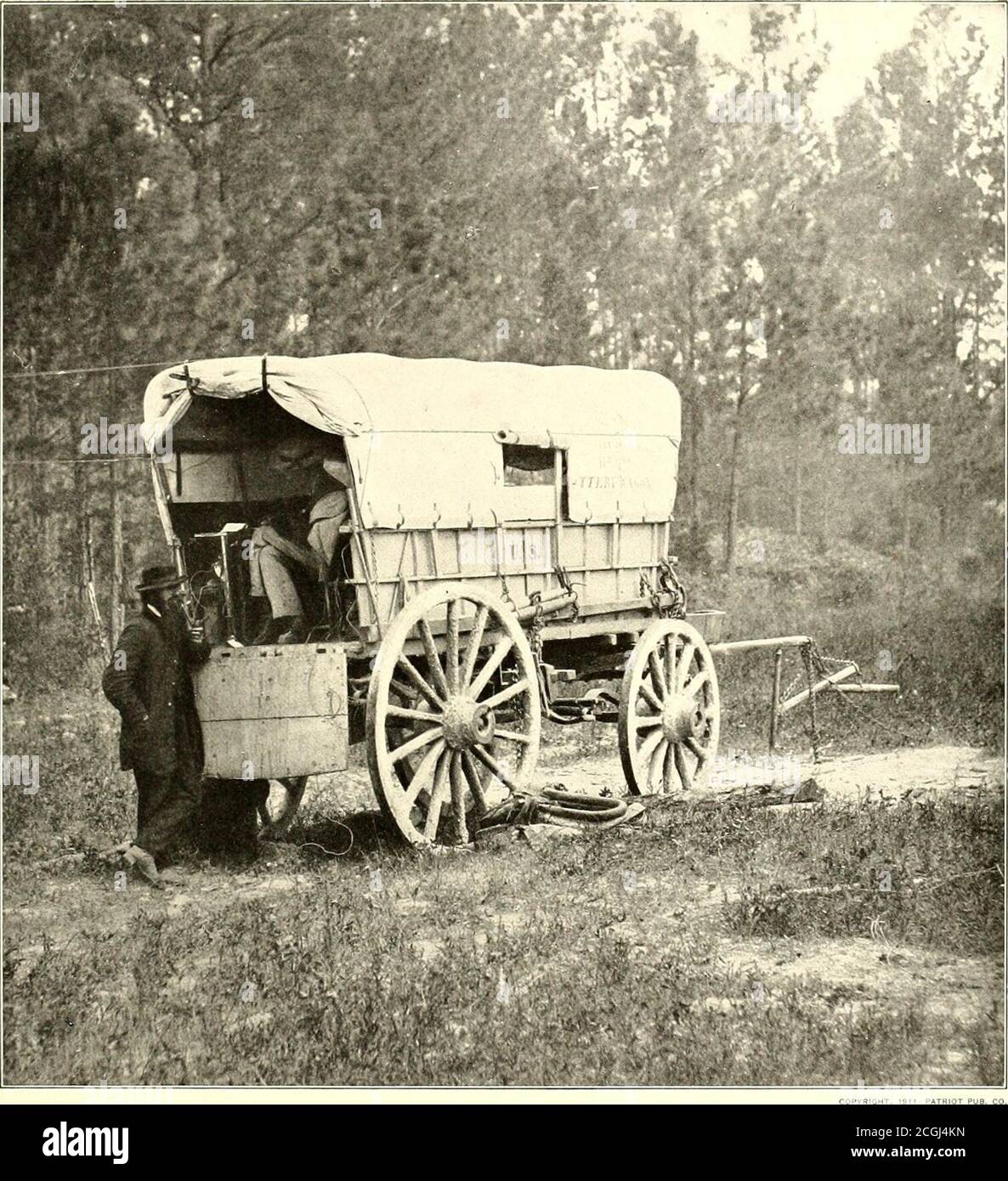 . La storia fotografica della Guerra civile : in dieci volumi . m m> TS^gffiS. Un CARRO A BATTERIA TELEGRAPH VICINO A PIETROBURGO, GIUGNO 1864 l'operatore in questa fotografia sta ricevendo un messaggio telegrafico, scrivendo al suo tavolino nel carro mentre la macchina fa scattare fuori i thepoots e i trattini. Ogni carro-batteria era dotato di tale tavolo operatore e di strumenti collegati. Una batteria portatile di100 celle ha fornito la corrente elettrica. Nessuna caratteristica dell'esercito del Potomac ha contribuito più al suo successo che il telegrafo del campo. Guidato dal suo giovane capo, A. H. Caldwell, le sue linee bou Foto Stock