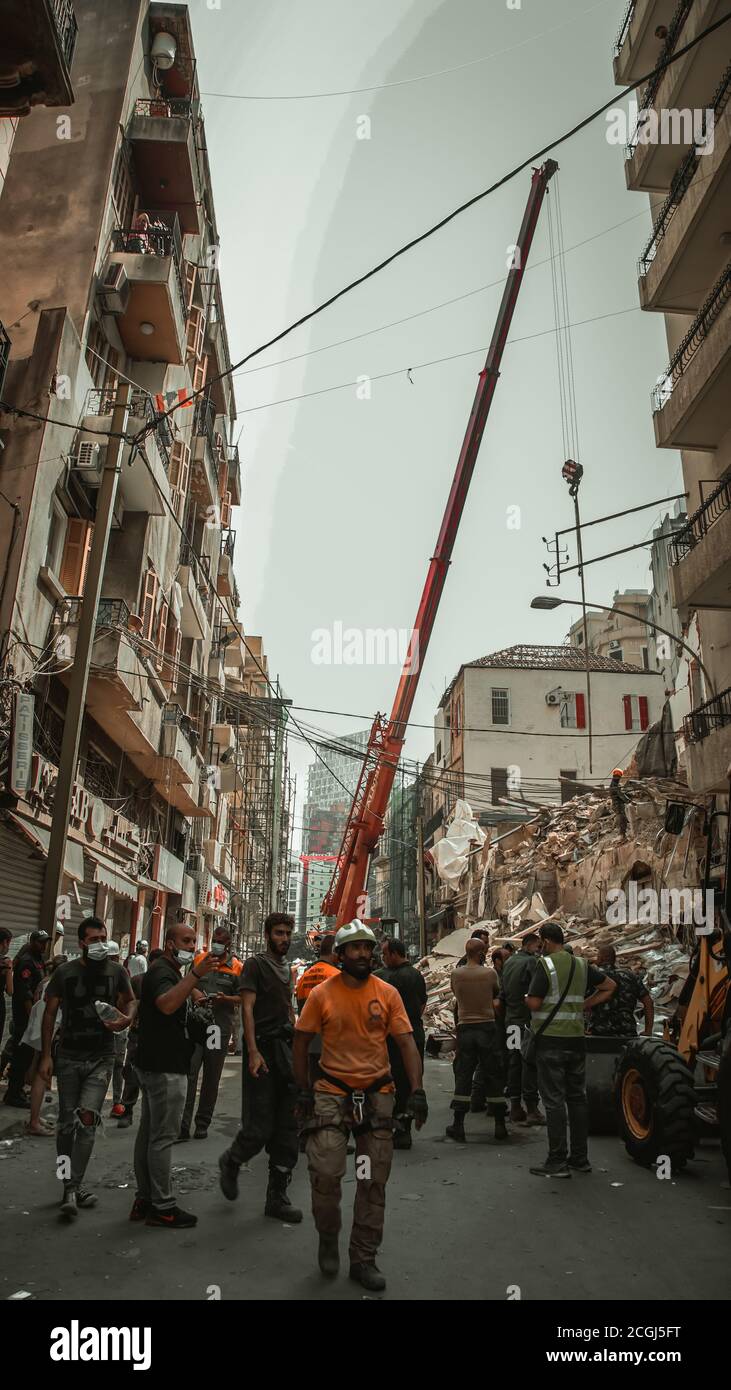 Beirut, 9 4 2020: Squadra di salvataggio libanese e cilena dopo aver rilevato segni di vita sotto le macerie di un edificio un mese dopo Port Blast Foto Stock