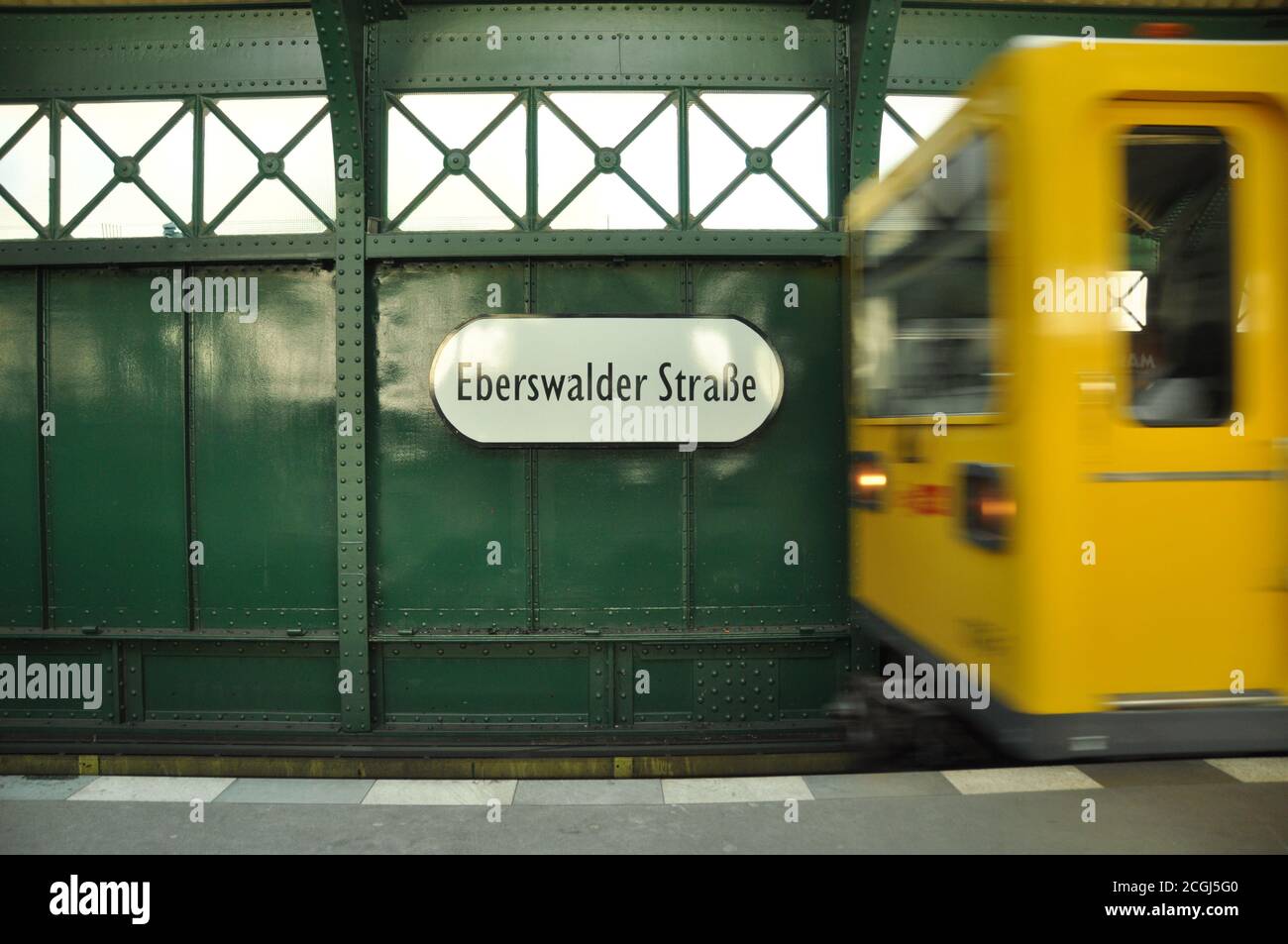 Eberswalder Straße, Berlino. Stazione ferroviaria della U-Bahn. Storico elevato binari ferroviari lungo Schönhauserallee, Prenzlauer Berg Foto Stock