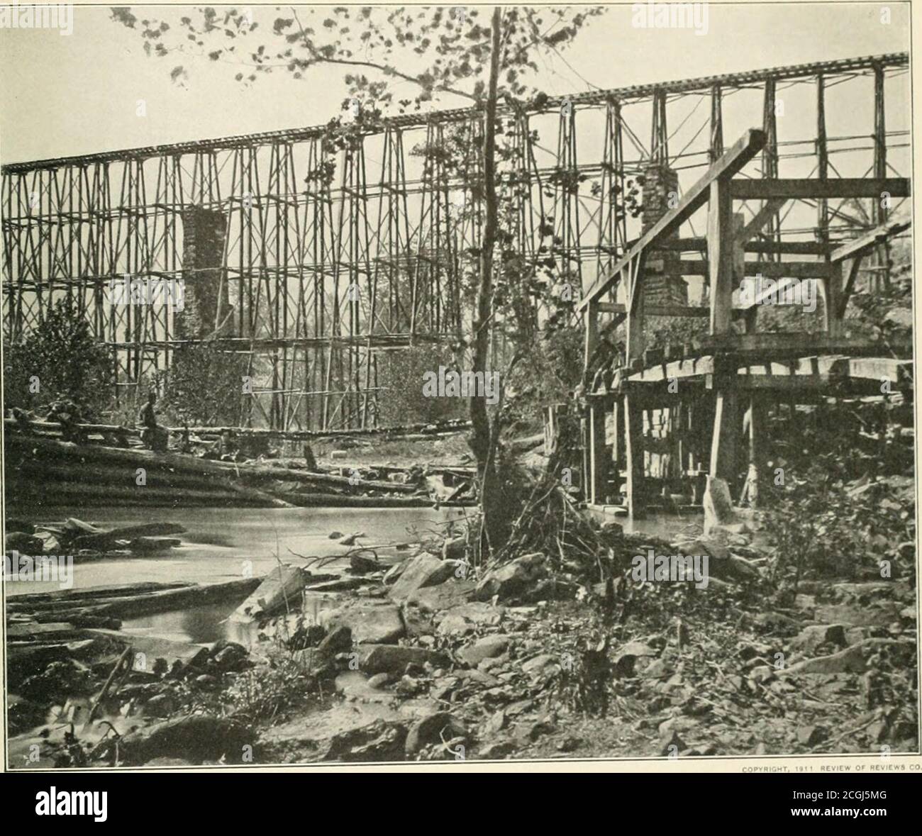 . La storia fotografica della Guerra civile : migliaia di scene fotografate 1861-65, con testo di molte autorità speciali . Un MULINO NAUFRAGATO PER COSTRUIRE UN TRESPOLO di BURRONE BRIDGECUMBERLAND questo trespolo attraverso il cumberland Ravine è stato affrettato da alberi e altri materiali pronti a mano. O^elLof fornitura era il miglio il torrente Tain. Fewboardsre ,,,„„, .n,,,„r, ;,.,; - una fonte 11 Shermans esercito avanzato su Atlanta, ancora e ancora un lungo ponte alto J^dt^J^^^ U ^ il r.^ Confederale ma clc su Zfhe è WD tl ostmcti *.: Il ponte e la pista sarebbero stati ripristinati come , da ma*rane e ^nc Foto Stock