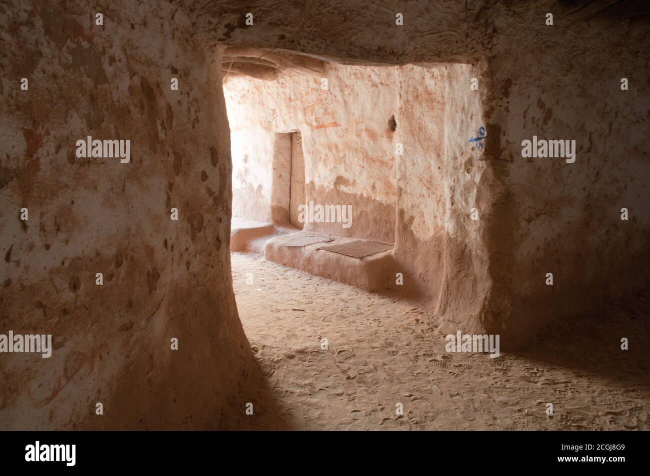 Un vicolo e una porta nel vecchio quartiere del borgo medievale di fango Sahariana di al Qasr, nell'Oasi di Dakhla, nel deserto occidentale del Sahara, in Egitto. Foto Stock