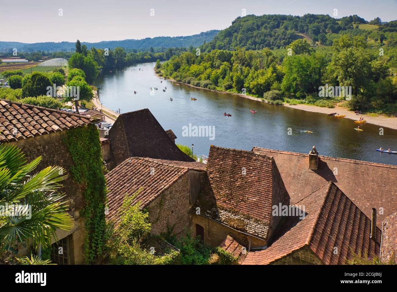 Vista sul fiume Dordogna da Beynac et Cazenac villaggio che mostra tetti, sulle rive del fiume Dordogna, la Dordogna, Francia Foto Stock