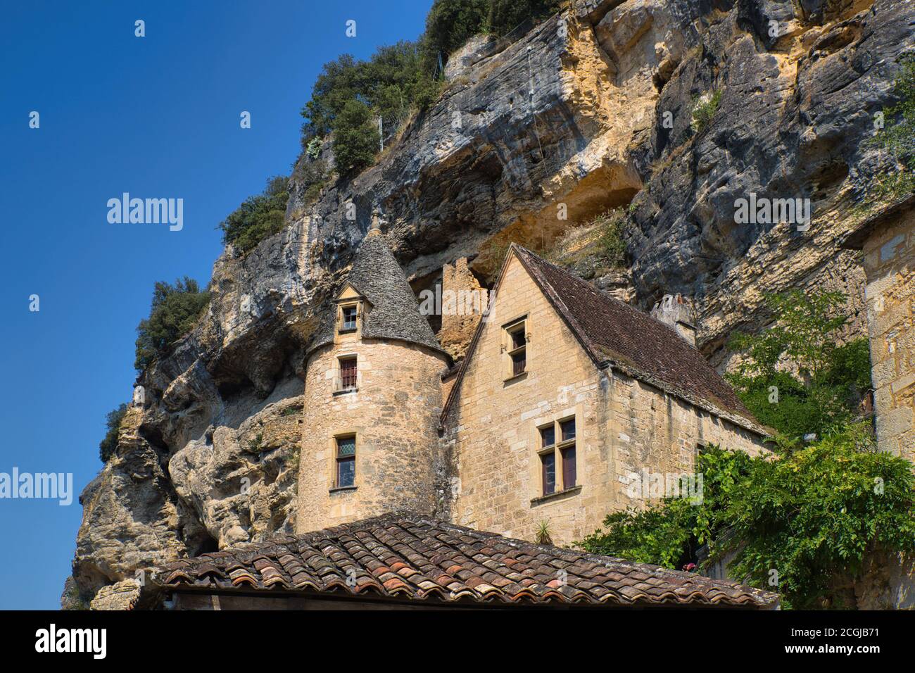 Vista di case pittoresche a Beynac et Cazenac villaggio sulle rive del fiume Dordogna, la Dordogna, Francia Foto Stock