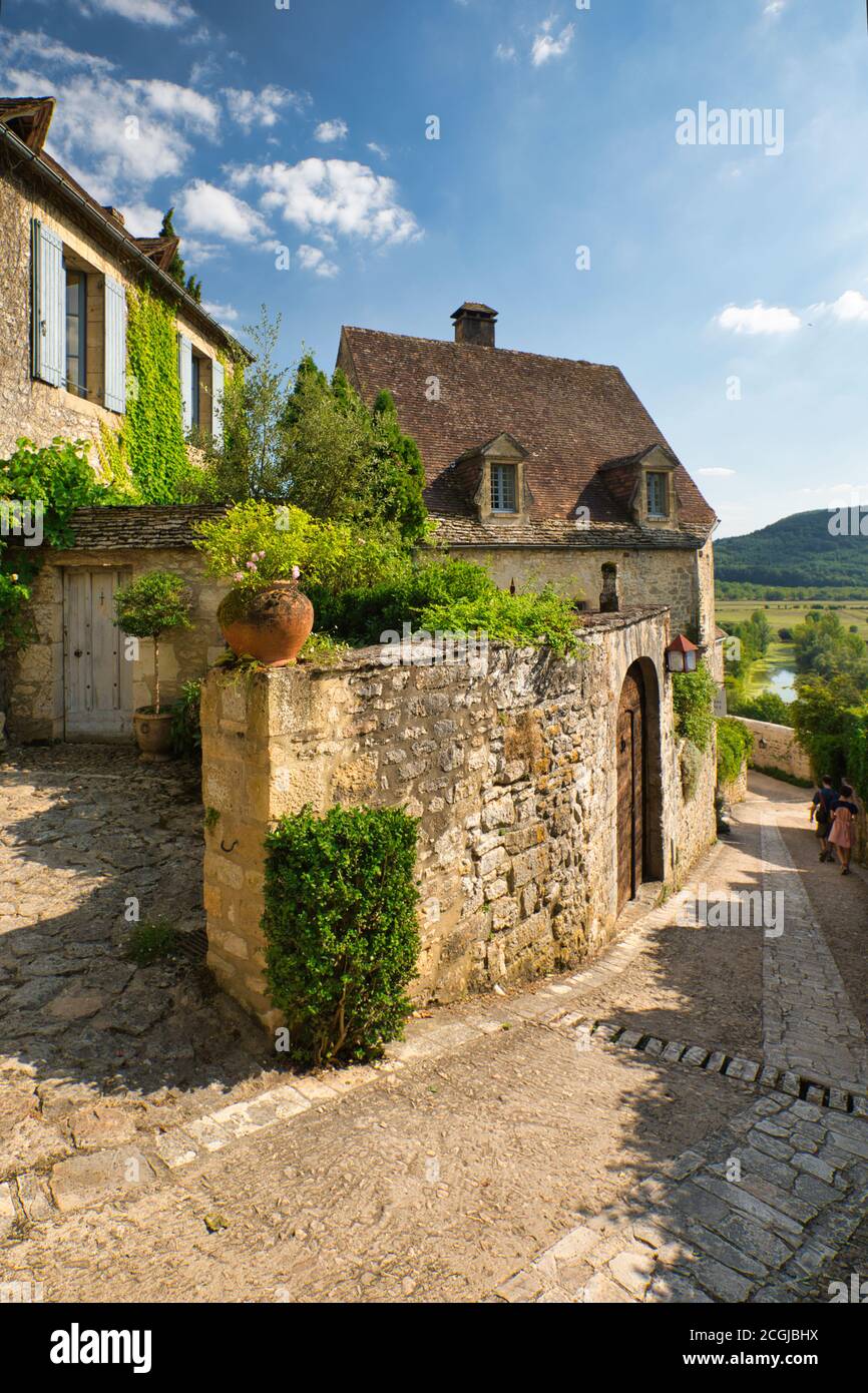 Bella ma scena di strada stretta di case nel villaggio di Beynac et Cazenac sulle rive del fiume Dordogna, la Dordogna, Francia Foto Stock
