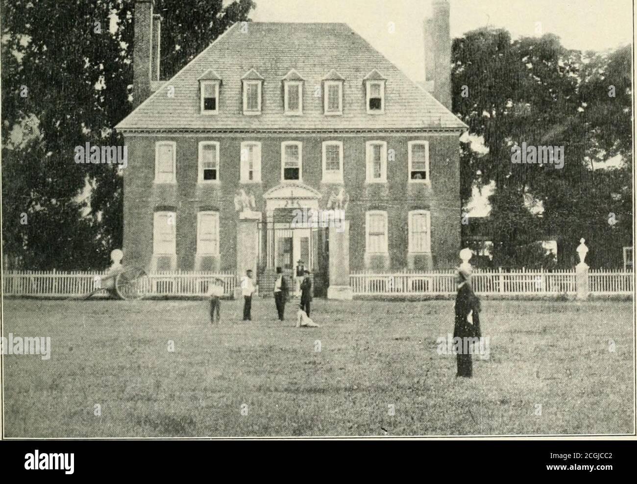 . La storia fotografica della Guerra civile : migliaia di scene fotografate 1861-65, con testo di molte autorità speciali . WESTOVER HOUSE: QUARTIER GENERALE DEL FITZ JOHN PORTER, HARRISONS LANDING mm v- / ^^ ^ Glendale o Xelsons Farm, l'ultimo dei treni Avagon arrivò tranquillamente a :Malvern Hill. Il concorso era appena closedand il fumo si era appena sollevato dal campo imbibito di sangue, Avhen le forze dell'Unione erano di nuovo in niotion verso il James.da mezzogiorno il primo Jnly l'ultima divisione ha raggiunto la positionAviiere ]McClellan ha deciso di tornare sui suoi assailants.He non aveva molto tempo Foto Stock